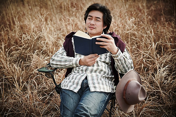 포토 JPG 주간 모자 남자 여유 40대 중년 중년라이프 휴식 한명 들기 앉기 상반신 성인 야외 앞모습 책 한국인 가을 억새 간이의자 억새밭 남자만 중년남자한명만 국내포토 자연요소 식물 1 라이프스타일 잡화 계절 감정 뷰포인트 컨셉 의자 모션 사람 동양인 남자한명만 중년남자만 파일형식