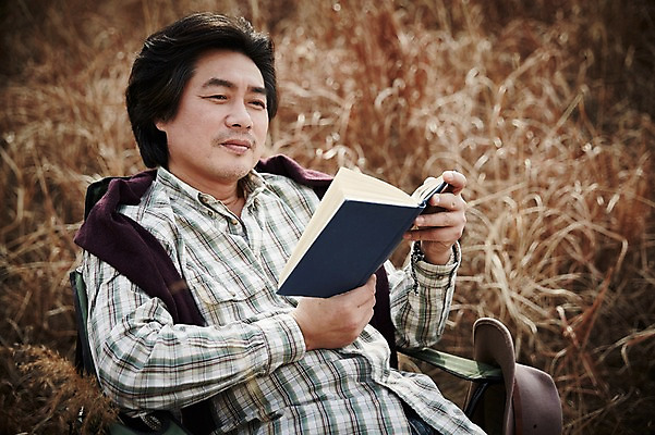 포토 JPG 주간 모자 남자 여유 40대 중년 중년라이프 휴식 한명 들기 앉기 상반신 성인 야외 앞모습 책 한국인 가을 억새 간이의자 억새밭 남자만 중년남자한명만 국내포토 자연요소 식물 1 라이프스타일 잡화 계절 감정 뷰포인트 컨셉 의자 모션 사람 동양인 남자한명만 중년남자만 파일형식