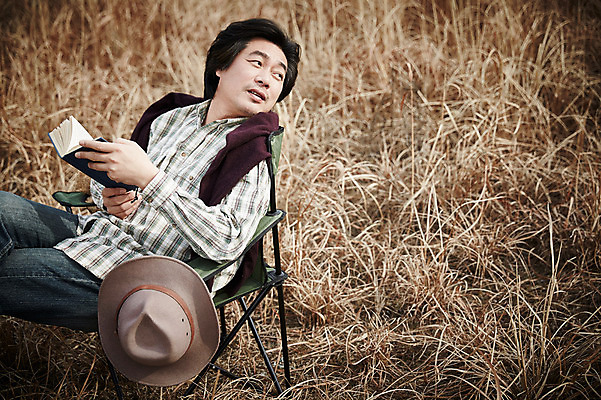 포토 JPG 주간 모자 남자 여유 40대 중년 중년라이프 휴식 한명 들기 앉기 상반신 성인 야외 옆모습 책 한국인 가을 억새 간이의자 억새밭 남자만 중년남자한명만 국내포토 자연요소 식물 1 라이프스타일 잡화 계절 감정 뷰포인트 컨셉 의자 모션 사람 동양인 남자한명만 중년남자만 파일형식