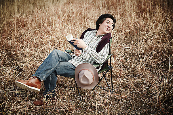 포토 JPG 주간 전신 남자 여유 40대 중년 중년라이프 휴식 한명 미소 들기 앉기 성인 야외 옆모습 책 한국인 다리꼬기 가을 억새 간이의자 억새밭 남자만 중년남자한명만 국내포토 자연요소 식물 1 라이프스타일 계절 감정 뷰포인트 컨셉 의자 모션 표정 사람 동양인 남자한명만 중년남자만 파일형식