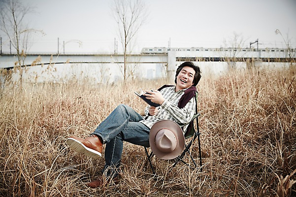 포토 JPG 주간 전신 남자 여유 40대 중년 중년라이프 휴식 한명 미소 들기 앉기 성인 야외 옆모습 책 한국인 다리꼬기 가을 억새 간이의자 억새밭 남자만 중년남자한명만 국내포토 자연요소 식물 1 라이프스타일 계절 감정 뷰포인트 컨셉 의자 모션 표정 사람 동양인 남자한명만 중년남자만 파일형식