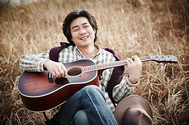 포토 JPG 주간 남자 여유 40대 중년 연주 중년라이프 휴식 한명 앉기 상반신 성인 야외 앞모습 한국인 가을 기타 억새 억새밭 남자만 중년남자한명만 국내포토 자연요소 식물 1 라이프스타일 계절 감정 음악 뷰포인트 컨셉 모션 현악기 사람 동양인 남자한명만 중년남자만 파일형식