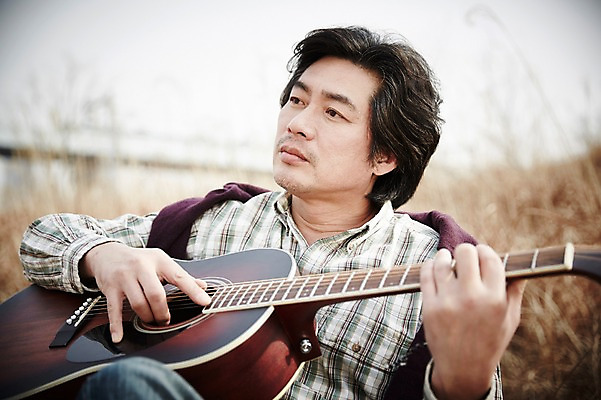 포토 JPG 주간 남자 여유 40대 중년 연주 중년라이프 휴식 한명 앉기 상반신 성인 야외 앞모습 한국인 가을 기타 억새 억새밭 남자만 중년남자한명만 국내포토 자연요소 식물 1 라이프스타일 계절 감정 음악 뷰포인트 컨셉 모션 현악기 사람 동양인 남자한명만 중년남자만 파일형식