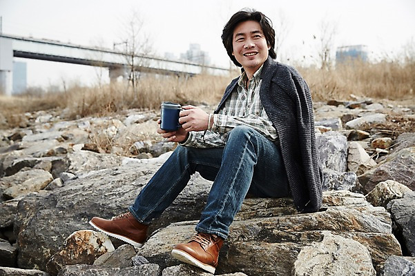 포토 JPG 주간 전신 남자 여유 커피 40대 중년 중년라이프 휴식 한명 들기 앉기 성인 야외 옆모습 한국인 가을 돌_바위 남자만 중년남자한명만 국내포토 자연요소 1 라이프스타일 계절 감정 음료 뷰포인트 컨셉 모션 사람 동양인 남자한명만 중년남자만 파일형식