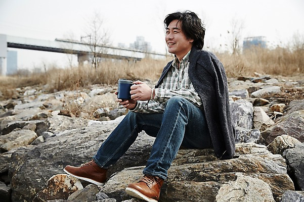 포토 JPG 주간 전신 남자 여유 커피 40대 중년 중년라이프 휴식 한명 들기 앉기 성인 야외 옆모습 한국인 가을 돌_바위 남자만 중년남자한명만 국내포토 자연요소 1 라이프스타일 계절 감정 음료 뷰포인트 컨셉 모션 사람 동양인 남자한명만 중년남자만 파일형식