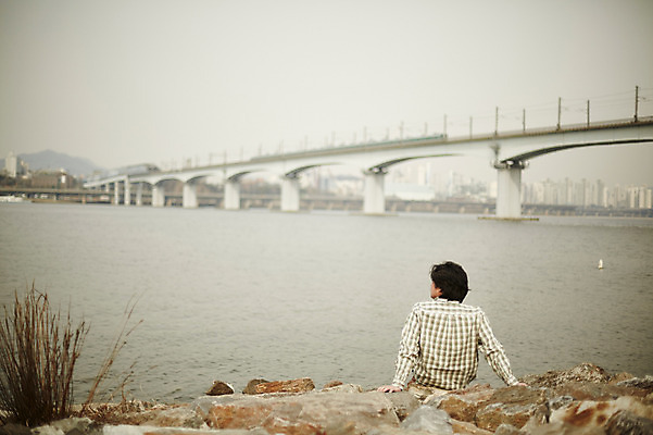 포토 JPG 주간 전신 남자 여유 40대 중년 남방 생각 중년라이프 휴식 한명 앉기 성인 야외 뒷모습 한국인 한강 가교 남자만 중년남자한명만 국내포토 자연요소 1 라이프스타일 건축물 감정 뷰포인트 컨셉 셔츠 모션 서울 사람 동양인 랜드마크 남자한명만 중년남자만 파일형식