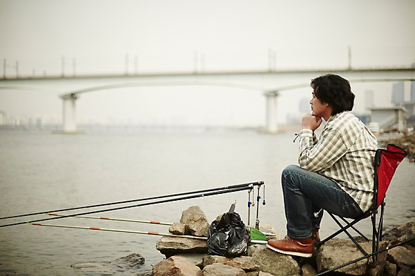 포토 JPG 주간 전신 남자 여유 40대 중년 남방 중년라이프 낚시 한명 앉기 성인 취미 야외 옆모습 한국인 청바지 낚싯대 한강 낚시의자 가교 남자만 중년남자한명만 국내포토 자연요소 1 라이프스타일 건축물 감정 뷰포인트 셔츠 의자 바지 모션 레저 서울 사람 동양인 낚시용품 랜드마크 남자한명만 중년남자만 파일형식