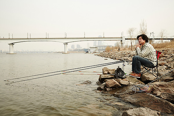 포토 JPG 주간 전신 남자 여유 40대 중년 남방 중년라이프 낚시 한명 앉기 성인 취미 야외 옆모습 한국인 청바지 다리 낚싯대 한강 낚시의자 가교 남자만 중년남자한명만 국내포토 자연요소 1 라이프스타일 건축물 감정 뷰포인트 셔츠 의자 바지 모션 레저 서울 사람 동양인 낚시용품 랜드마크 남자한명만 중년남자만 파일형식