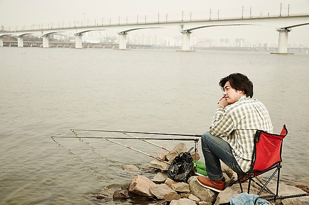 포토 JPG 주간 전신 남자 여유 40대 중년 남방 중년라이프 낚시 한명 앉기 성인 취미 야외 옆모습 한국인 청바지 다리 낚싯대 한강 낚시의자 가교 남자만 중년남자한명만 국내포토 자연요소 1 라이프스타일 건축물 감정 뷰포인트 셔츠 의자 바지 모션 레저 서울 사람 동양인 낚시용품 랜드마크 남자한명만 중년남자만 파일형식