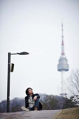 포토 JPG 주간 전신 남자 여유 40대 중년 생각 가로등 중년라이프 휴식 한명 앉기 성인 야외 앞모습 아웃포커스 한국인 남산타워 남자만 중년남자한명만 국내포토 자연요소 1 라이프스타일 공공시설 감정 뷰포인트 컨셉 모션 촬영기법 사람 동양인 남산 남자한명만 중년남자만 파일형식