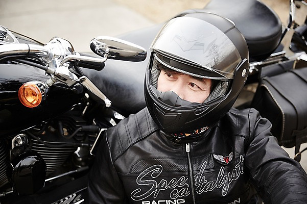 포토 JPG 주간 남자 여유 40대 중년 중년라이프 한명 앉기 상반신 성인 취미 야외 앞모습 한국인 오토바이 헬멧 라이더 라이딩 남자만 중년남자한명만 국내포토 자연요소 1 라이프스타일 감정 뷰포인트 모션 사람 동양인 바이크 보호장비 남자한명만 중년남자만 파일형식