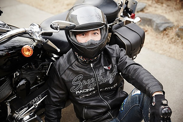 포토 JPG 주간 남자 여유 40대 중년 중년라이프 한명 앉기 상반신 성인 취미 야외 앞모습 한국인 오토바이 헬멧 라이더 라이딩 남자만 중년남자한명만 국내포토 자연요소 1 라이프스타일 감정 뷰포인트 모션 사람 동양인 바이크 보호장비 남자한명만 중년남자만 파일형식