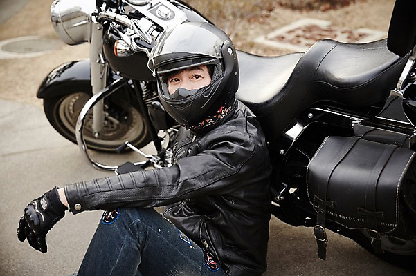 포토 JPG 주간 남자 여유 40대 중년 중년라이프 한명 앉기 상반신 성인 취미 야외 옆모습 한국인 오토바이 헬멧 라이더 라이딩 남자만 중년남자한명만 국내포토 자연요소 1 라이프스타일 감정 뷰포인트 모션 사람 동양인 바이크 보호장비 남자한명만 중년남자만 파일형식