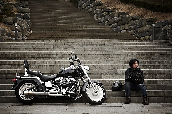 포토 JPG 주간 전신 남자 여유 40대 중년 중년라이프 한명 앉기 성인 취미 야외 앞모습 계단 한국인 오토바이 헬멧 라이더 라이딩 남자만 중년남자한명만 국내포토 자연요소 1 라이프스타일 감정 뷰포인트 모션 사람 동양인 바이크 보호장비 남자한명만 중년남자만 파일형식