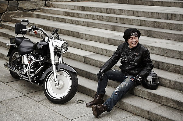 포토 JPG 주간 전신 남자 여유 40대 중년 중년라이프 한명 앉기 성인 취미 야외 앞모습 계단 한국인 오토바이 헬멧 라이더 라이딩 남자만 중년남자한명만 국내포토 자연요소 1 라이프스타일 감정 뷰포인트 모션 사람 동양인 바이크 보호장비 남자한명만 중년남자만 파일형식