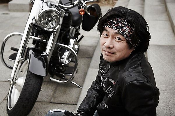 포토 JPG 주간 남자 여유 40대 중년 중년라이프 한명 미소 앉기 상반신 성인 취미 야외 옆모습 계단 한국인 오토바이 라이더 라이딩 남자만 중년남자한명만 국내포토 자연요소 1 라이프스타일 감정 뷰포인트 모션 표정 사람 동양인 바이크 남자한명만 중년남자만 파일형식