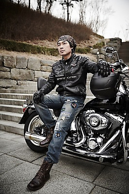 포토 JPG 주간 전신 남자 여유 40대 중년 중년라이프 무표정 두건 한명 앉기 성인 취미 야외 앞모습 한국인 오토바이 라이더 라이딩 남자만 중년남자한명만 국내포토 자연요소 1 라이프스타일 감정 뷰포인트 모션 표정 사람 동양인 바이크 남자한명만 중년남자만 파일형식