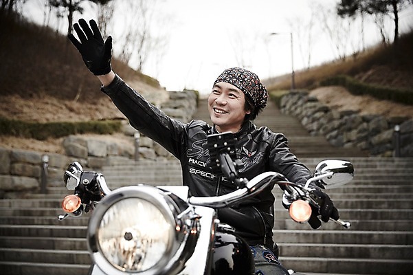 포토 JPG 주간 남자 여유 40대 중년 중년라이프 두건 한명 웃음 앉기 상반신 성인 취미 야외 앞모습 손들기 계단 한국인 오토바이 라이더 라이딩 남자만 중년남자한명만 국내포토 자연요소 1 라이프스타일 감정 뷰포인트 모션 표정 사람 동양인 바이크 남자한명만 중년남자만 파일형식