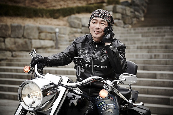 포토 JPG 주간 남자 여유 40대 중년 중년라이프 두건 한명 들기 앉기 상반신 성인 취미 야외 앞모습 스마트폰 한국인 오토바이 통화 라이더 라이딩 남자만 중년남자한명만 국내포토 자연요소 1 라이프스타일 감정 뷰포인트 모션 사람 동양인 핸드폰 스마트기기 바이크 남자한명만 중년남자만 파일형식