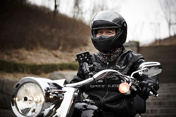 포토 JPG 주간 남자 여유 40대 중년 중년라이프 한명 앉기 상반신 성인 취미 야외 앞모습 한국인 오토바이 헬멧 라이더 라이딩 남자만 중년남자한명만 국내포토 자연요소 1 라이프스타일 감정 뷰포인트 모션 사람 동양인 바이크 보호장비 남자한명만 중년남자만 파일형식