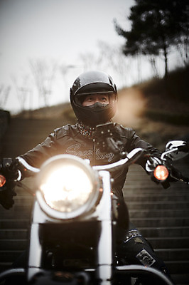 포토 JPG 주간 남자 여유 40대 중년 중년라이프 한명 앉기 상반신 성인 취미 야외 앞모습 한국인 오토바이 헬멧 전조등 라이더 라이딩 남자만 중년남자한명만 국내포토 자연요소 1 라이프스타일 감정 뷰포인트 모션 조명 사람 동양인 바이크 보호장비 남자한명만 중년남자만 파일형식