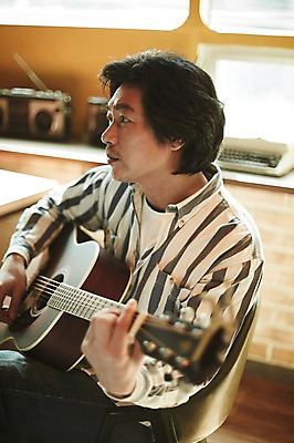 포토 JPG 남자 악기 40대 중년 연주 중년라이프 실내 한명 앉기 상반신 성인 옆모습 한국인 기타 빈티지 추억 음악다방 남자만 중년남자한명만 국내포토 1 라이프스타일 음악 뷰포인트 컨셉 모션 현악기 사람 동양인 내부 다방 남자한명만 중년남자만 파일형식