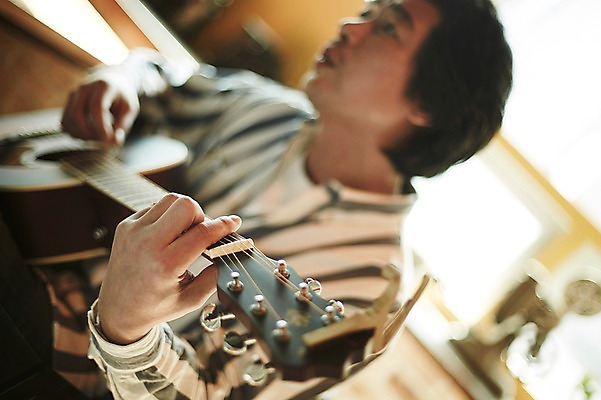 포토 JPG 남자 악기 40대 중년 연주 중년라이프 실내 한명 앉기 상반신 성인 옆모습 한국인 기타 빈티지 추억 음악다방 남자만 중년남자한명만 국내포토 1 라이프스타일 음악 뷰포인트 컨셉 모션 현악기 사람 동양인 내부 다방 남자한명만 중년남자만 파일형식