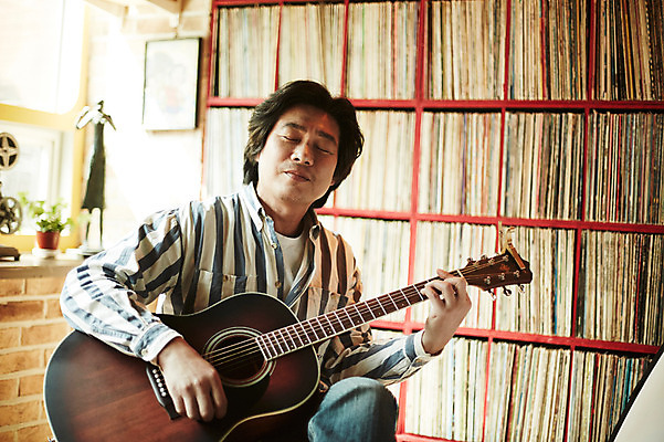 포토 JPG 남자 40대 중년 연주 중년라이프 실내 한명 앉기 상반신 성인 앞모습 눈감음 한국인 기타 빈티지 추억 진열장 음악다방 남자만 중년남자한명만 국내포토 1 라이프스타일 음악 뷰포인트 컨셉 모션 현악기 사람 동양인 내부 다방 남자한명만 중년남자만 파일형식