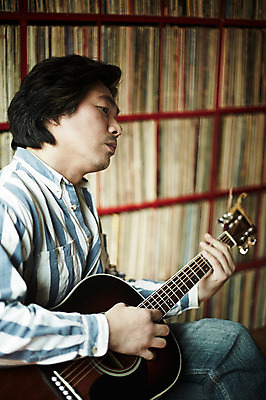 포토 JPG 남자 악기 40대 중년 연주 중년라이프 실내 한명 앉기 상반신 성인 옆모습 한국인 기타 빈티지 추억 음악다방 남자만 중년남자한명만 국내포토 1 라이프스타일 음악 뷰포인트 컨셉 모션 현악기 사람 동양인 내부 다방 남자한명만 중년남자만 파일형식