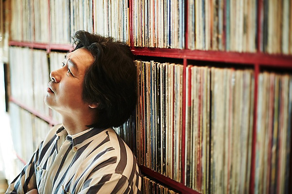 포토 JPG 남자 여유 40대 중년 중년라이프 실내 한명 앉기 상반신 성인 옆모습 기댐 한국인 빈티지 추억 진열장 음악다방 남자만 중년남자한명만 국내포토 1 라이프스타일 감정 음악 뷰포인트 컨셉 모션 사람 동양인 내부 다방 남자한명만 중년남자만 파일형식