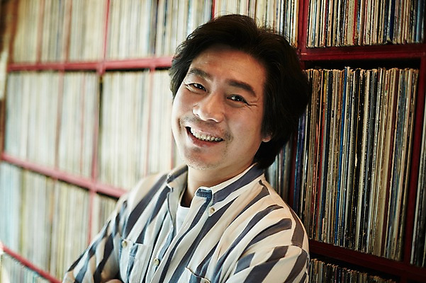 포토 JPG 남자 여유 40대 중년 중년라이프 실내 한명 앉기 상반신 성인 옆모습 기댐 한국인 빈티지 추억 진열장 음악다방 남자만 중년남자한명만 국내포토 1 라이프스타일 감정 음악 뷰포인트 컨셉 모션 사람 동양인 내부 다방 남자한명만 중년남자만 파일형식