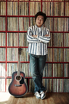 포토 JPG 전신 남자 40대 중년 중년라이프 실내 한명 서기 성인 앞모습 팔짱 기댐 한국인 기타 빈티지 추억 진열장 음악다방 남자만 중년남자한명만 국내포토 1 라이프스타일 음악 뷰포인트 컨셉 모션 현악기 사람 동양인 내부 다방 남자한명만 중년남자만 파일형식