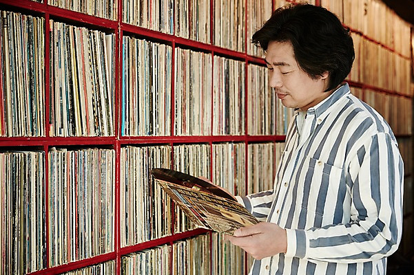 포토 JPG 남자 40대 중년 중년라이프 실내 한명 서기 들기 상반신 성인 옆모습 한국인 빈티지 추억 진열장 벽장 음악다방 남자만 중년남자한명만 국내포토 1 라이프스타일 음악 뷰포인트 컨셉 모션 사람 동양인 내부 장롱 다방 남자한명만 중년남자만 파일형식