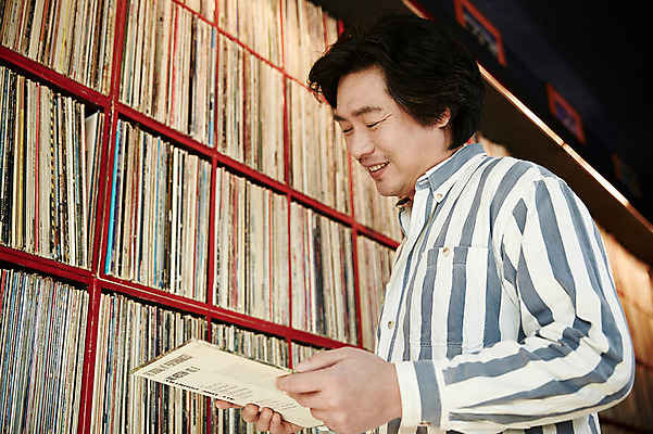 포토 JPG 남자 40대 중년 중년라이프 실내 한명 서기 들기 상반신 성인 옆모습 한국인 빈티지 추억 진열장 벽장 음악다방 남자만 중년남자한명만 국내포토 1 라이프스타일 음악 뷰포인트 컨셉 모션 사람 동양인 내부 장롱 다방 남자한명만 중년남자만 파일형식