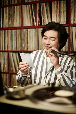 포토 JPG 남자 40대 중년 중년라이프 실내 한명 들기 앉기 상반신 성인 앞모습 쪽지 한국인 레코드 빈티지 추억 DJ 읽기 마이크 진열장 음악다방 남자만 중년남자한명만 국내포토 1 라이프스타일 음악 뷰포인트 음향기기 컨셉 모션 사람 동양인 내부 음반 다방 남자한명만 중년남자만 파일형식