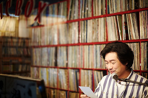 포토 JPG 남자 40대 중년 중년라이프 실내 한명 들기 앉기 상반신 성인 앞모습 쪽지 한국인 레코드 빈티지 추억 DJ 읽기 마이크 진열장 음악다방 남자만 중년남자한명만 국내포토 1 라이프스타일 음악 뷰포인트 음향기기 컨셉 모션 사람 동양인 내부 음반 다방 남자한명만 중년남자만 파일형식