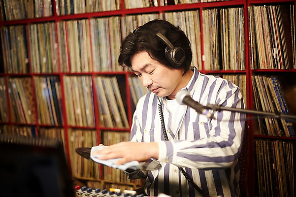 포토 JPG 남자 40대 중년 중년라이프 실내 한명 들기 앉기 상반신 성인 앞모습 한국인 빈티지 추억 DJ 진열장 닦기 음악다방 남자만 중년남자한명만 국내포토 1 라이프스타일 음악 뷰포인트 컨셉 모션 사람 동양인 내부 다방 남자한명만 중년남자만 파일형식