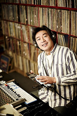 포토 JPG 남자 40대 중년 중년라이프 실내 한명 들기 앉기 상반신 성인 앞모습 한국인 빈티지 추억 DJ 진열장 닦기 음악다방 남자만 중년남자한명만 국내포토 1 라이프스타일 음악 뷰포인트 컨셉 모션 사람 동양인 내부 다방 남자한명만 중년남자만 파일형식