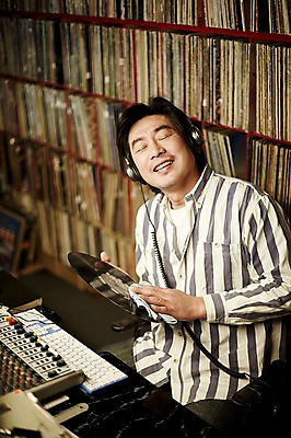 포토 JPG 남자 40대 중년 중년라이프 실내 한명 들기 앉기 상반신 성인 앞모습 한국인 빈티지 추억 DJ 진열장 닦기 음악다방 남자만 중년남자한명만 국내포토 1 라이프스타일 음악 뷰포인트 컨셉 모션 사람 동양인 내부 다방 남자한명만 중년남자만 파일형식