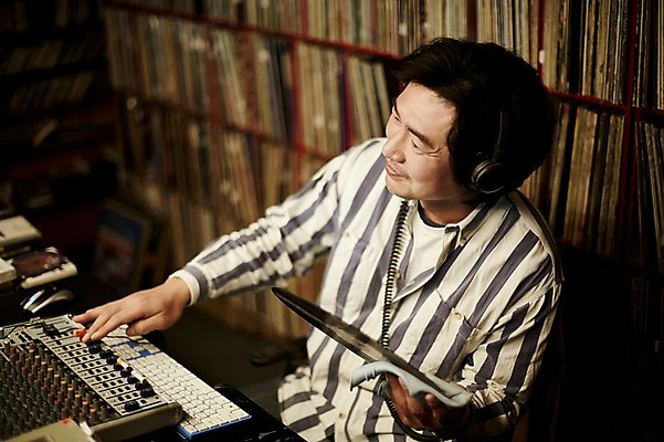 포토 JPG 남자 40대 중년 중년라이프 실내 한명 들기 앉기 상반신 성인 앞모습 한국인 빈티지 추억 DJ 닦기 음악다방 남자만 중년남자한명만 국내포토 1 라이프스타일 음악 뷰포인트 컨셉 모션 사람 동양인 내부 다방 남자한명만 중년남자만 파일형식