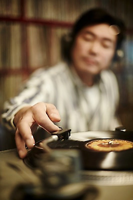 포토 JPG 남자 음악 40대 중년 중년라이프 실내 한명 앉기 상반신 성인 앞모습 아웃포커스 듣기 한국인 빈티지 추억 DJ 턴테이블 음악다방 남자만 중년남자한명만 국내포토 1 라이프스타일 뷰포인트 컨셉 모션 문화예술 촬영기법 사람 동양인 내부 다방 남자한명만 중년남자만 파일형식