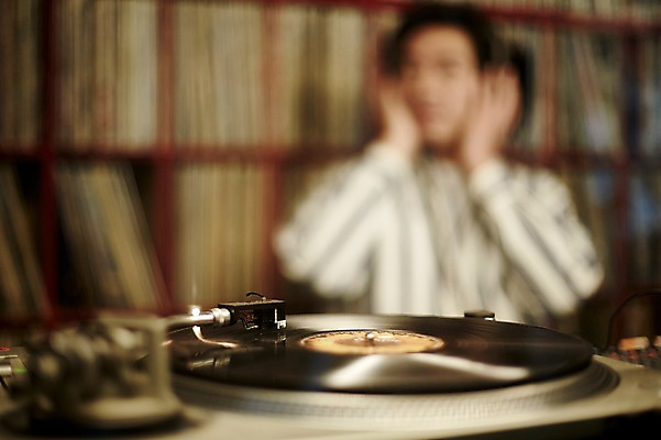 포토 JPG 남자 음악 40대 중년 중년라이프 실내 한명 앉기 상반신 성인 앞모습 아웃포커스 듣기 한국인 빈티지 추억 DJ 턴테이블 음악다방 남자만 중년남자한명만 국내포토 1 라이프스타일 뷰포인트 컨셉 모션 문화예술 촬영기법 사람 동양인 내부 다방 남자한명만 중년남자만 파일형식