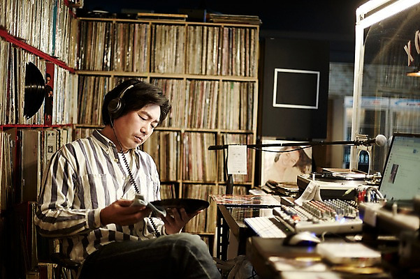 포토 JPG 남자 40대 중년 중년라이프 실내 한명 들기 앉기 상반신 성인 앞모습 한국인 빈티지 추억 DJ 진열장 닦기 음악다방 남자만 중년남자한명만 국내포토 1 라이프스타일 음악 뷰포인트 컨셉 모션 사람 동양인 내부 다방 남자한명만 중년남자만 파일형식