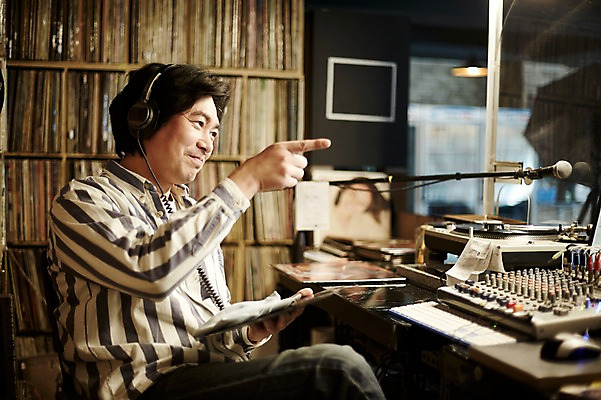 포토 JPG 남자 40대 중년 중년라이프 실내 한명 들기 앉기 상반신 성인 옆모습 헤드셋 한국인 가리킴 레코드 빈티지 추억 DJ 음악다방 남자만 중년남자한명만 국내포토 1 라이프스타일 음악 뷰포인트 음향기기 컨셉 모션 사람 동양인 손짓 내부 헤드폰 음반 다방 남자한명만 중년남자만 파일형식