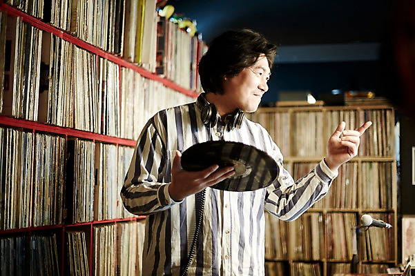 포토 JPG 남자 40대 중년 중년라이프 실내 한명 서기 미소 들기 상반신 성인 앞모습 한국인 가리킴 빈티지 추억 DJ 진열장 음악다방 남자만 중년남자한명만 국내포토 1 라이프스타일 음악 뷰포인트 컨셉 모션 표정 사람 동양인 손짓 내부 다방 남자한명만 중년남자만 파일형식