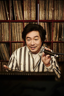 포토 JPG 남자 40대 중년 중년라이프 실내 말하기 한명 들기 앉기 상반신 성인 앞모습 한국인 빈티지 추억 DJ 마이크 진열장 음악다방 남자만 중년남자한명만 국내포토 1 라이프스타일 음악 뷰포인트 음향기기 컨셉 모션 사람 동양인 내부 다방 남자한명만 중년남자만 파일형식