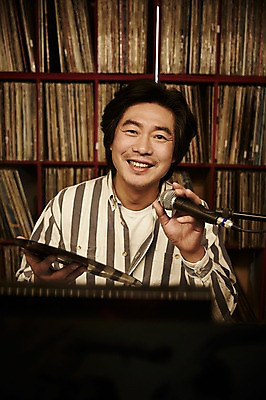 포토 JPG 남자 40대 중년 중년라이프 실내 말하기 한명 들기 앉기 상반신 성인 앞모습 한국인 빈티지 추억 DJ 마이크 진열장 음악다방 남자만 중년남자한명만 국내포토 1 라이프스타일 음악 뷰포인트 음향기기 컨셉 모션 사람 동양인 내부 다방 남자한명만 중년남자만 파일형식