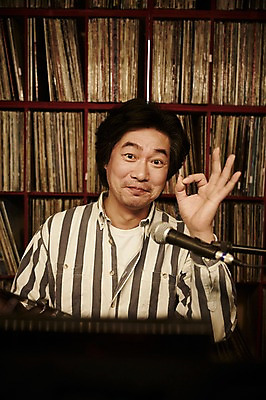 포토 JPG 남자 40대 중년 중년라이프 실내 한명 미소 들기 앉기 상반신 성인 앞모습 한국인 빈티지 추억 OK DJ 마이크 진열장 음악다방 남자만 중년남자한명만 국내포토 1 라이프스타일 음악 뷰포인트 음향기기 컨셉 모션 표정 사람 동양인 손짓 내부 다방 남자한명만 중년남자만 파일형식