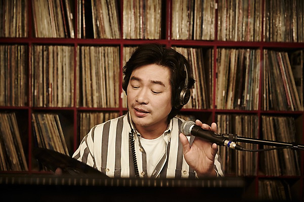 포토 JPG 남자 40대 중년 중년라이프 실내 말하기 한명 들기 앉기 상반신 성인 앞모습 헤드셋 한국인 빈티지 추억 DJ 마이크 진열장 음악다방 남자만 중년남자한명만 국내포토 1 라이프스타일 음악 뷰포인트 음향기기 컨셉 모션 사람 동양인 내부 헤드폰 다방 남자한명만 중년남자만 파일형식