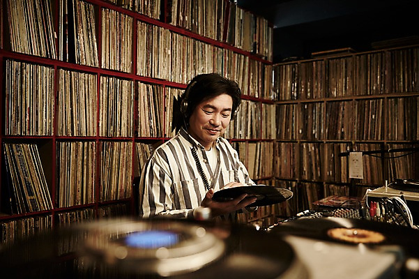 포토 JPG 남자 40대 중년 중년라이프 실내 한명 미소 들기 앉기 상반신 성인 앞모습 한국인 빈티지 추억 DJ 진열장 음악다방 남자만 중년남자한명만 국내포토 1 라이프스타일 음악 뷰포인트 컨셉 모션 표정 사람 동양인 내부 다방 남자한명만 중년남자만 파일형식